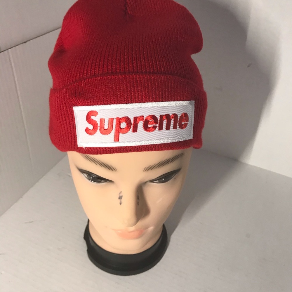 NewEra SUPREME BEANIE WHITE BOX LOGO RED LETTERS